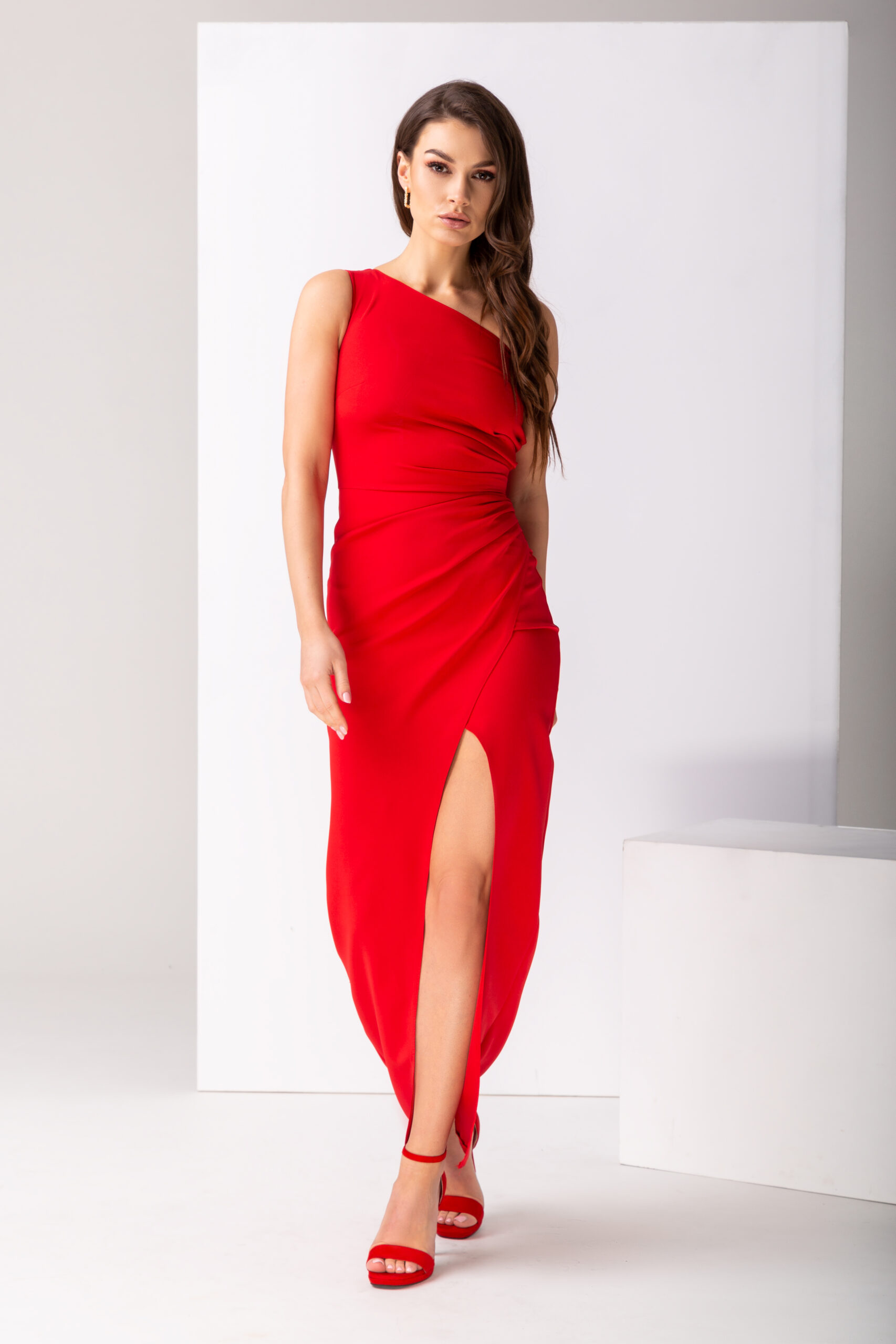 asymetryczna czerwona sukienka