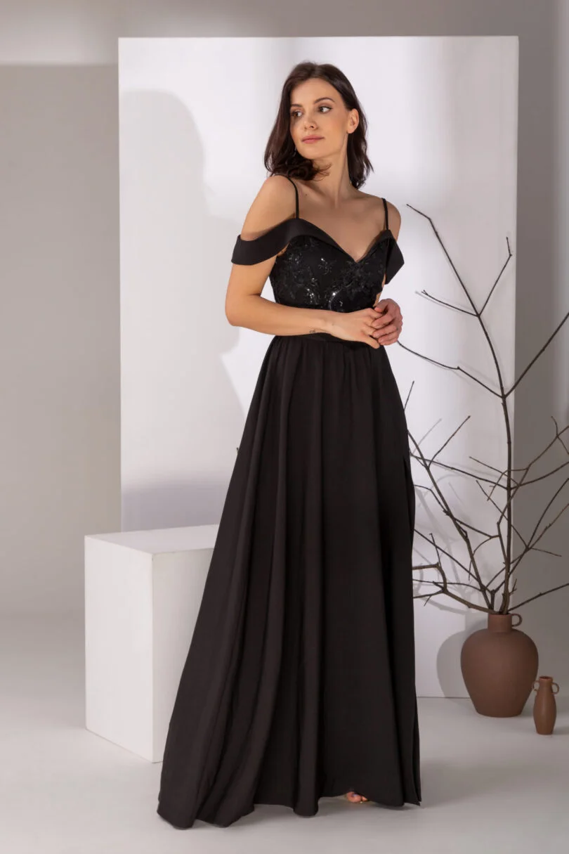 Rozkloszowana czarna sukienka maxi w kwiaty - model Aggie