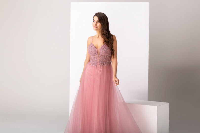 Sukienka Kiara w kolorze różowym o długości maxi